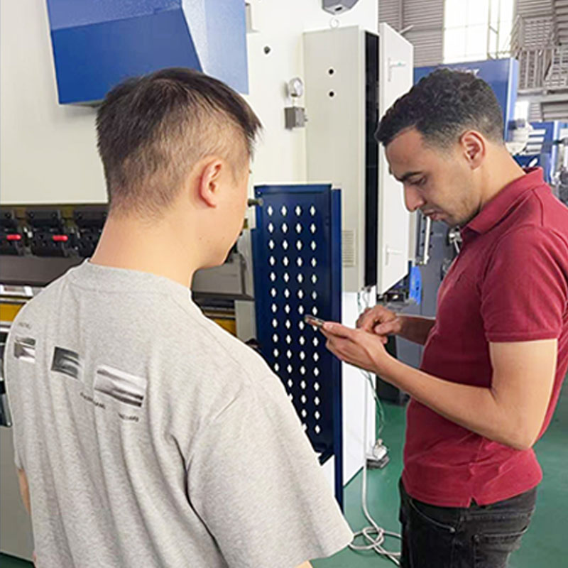 Нигерийские клиенты посетили завод листогибочных прессов ZYCO для осмотра и приемки