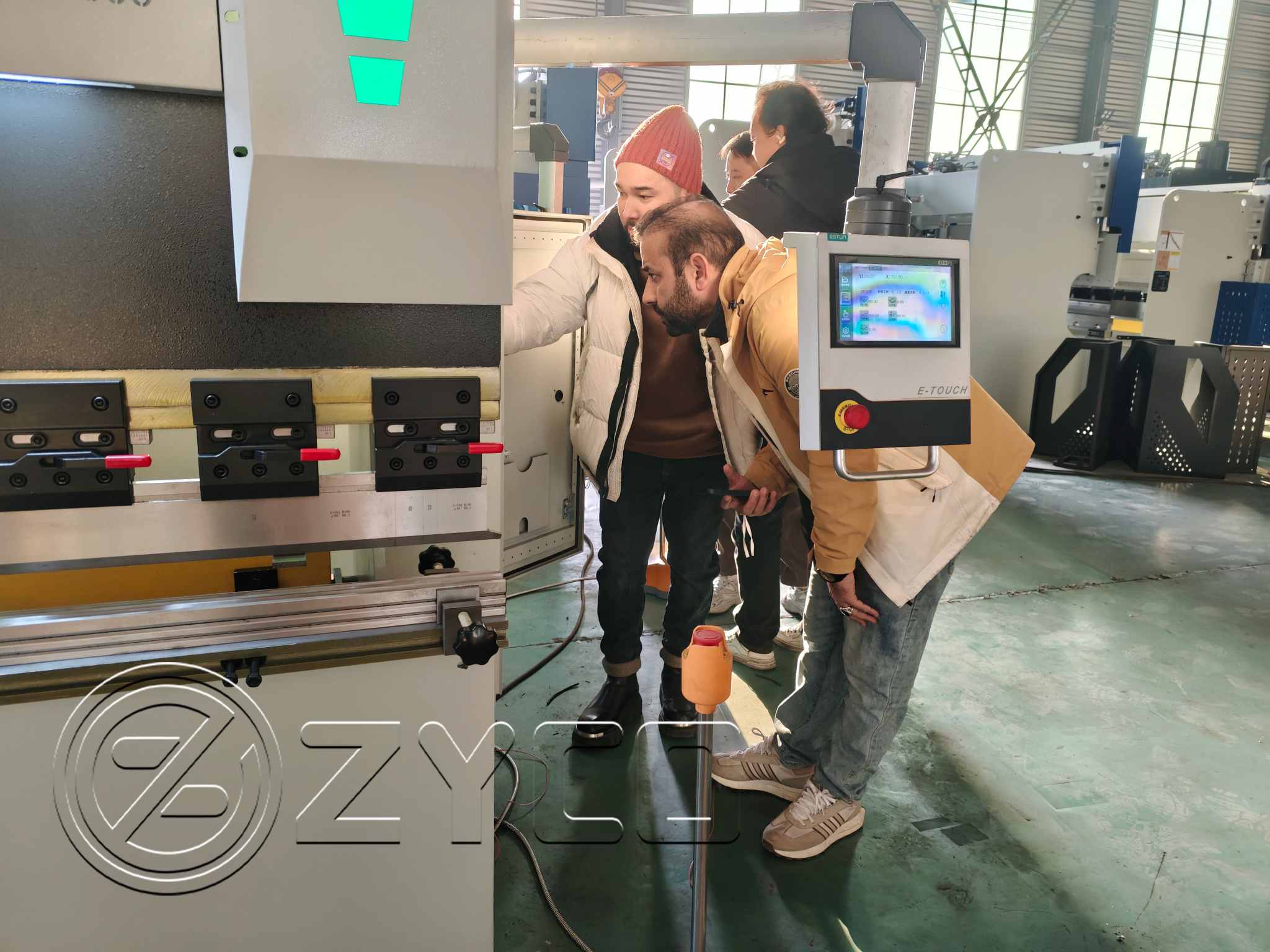 Twist axis synchronous bending machine