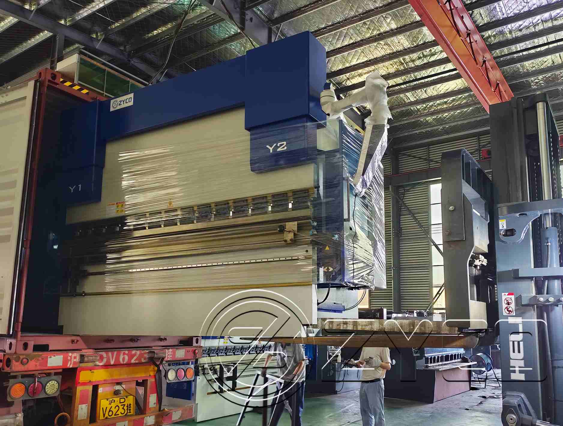 Twist axis synchronous bending machine